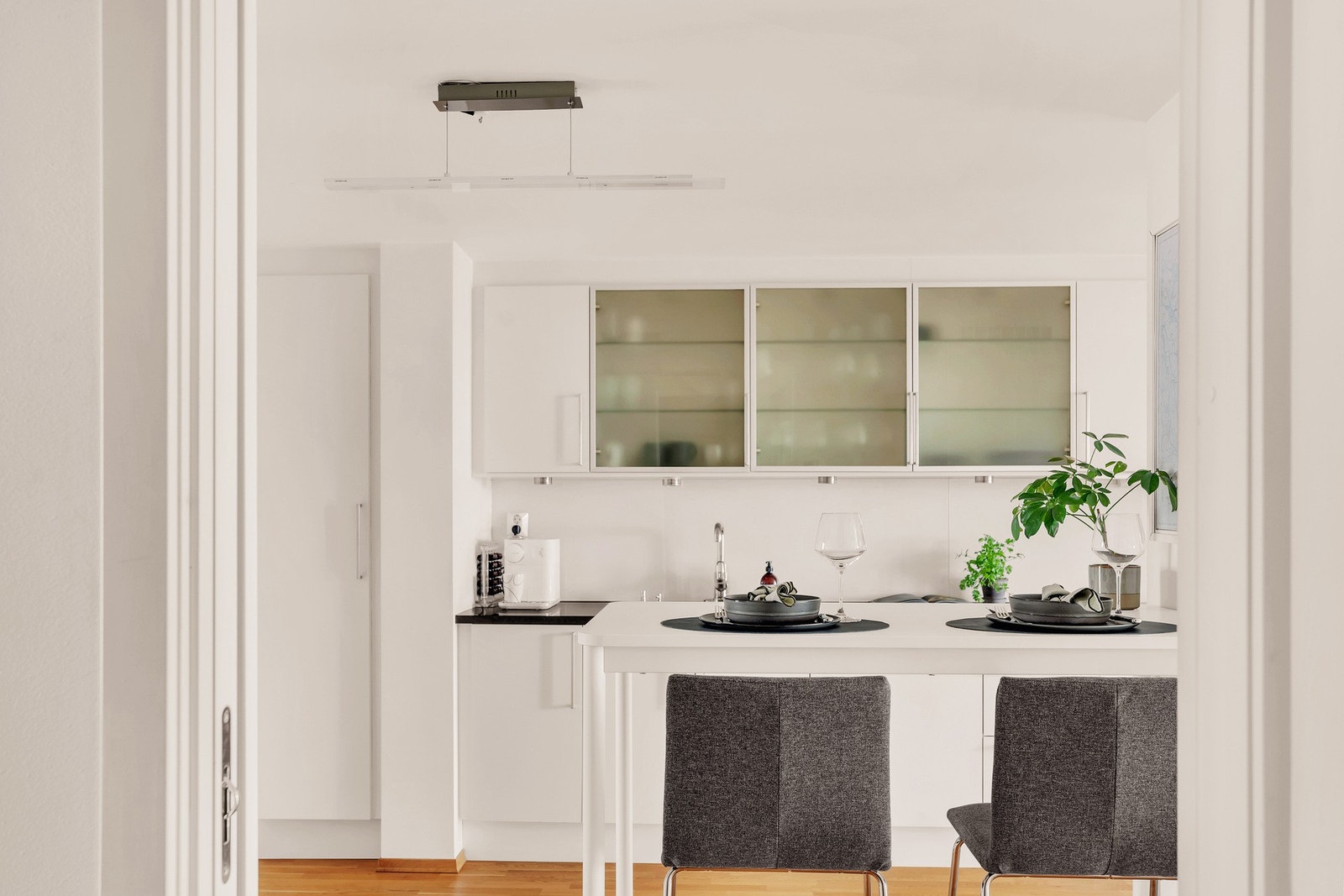 Høy standard i materialvalg og romslige oppholdsrom gir en bolig med gjennomført kvalitet. Galleribilde