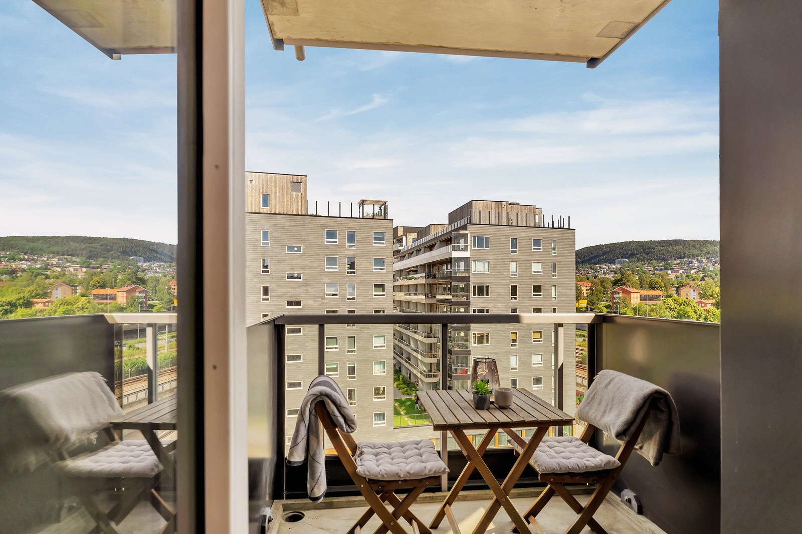 Balkongen på ca. 4 kvm er en liten perle - med kveldssol er balkongen til et ideelt sted for avslappende øyeblikk i en travel hverdag. Galleribilde