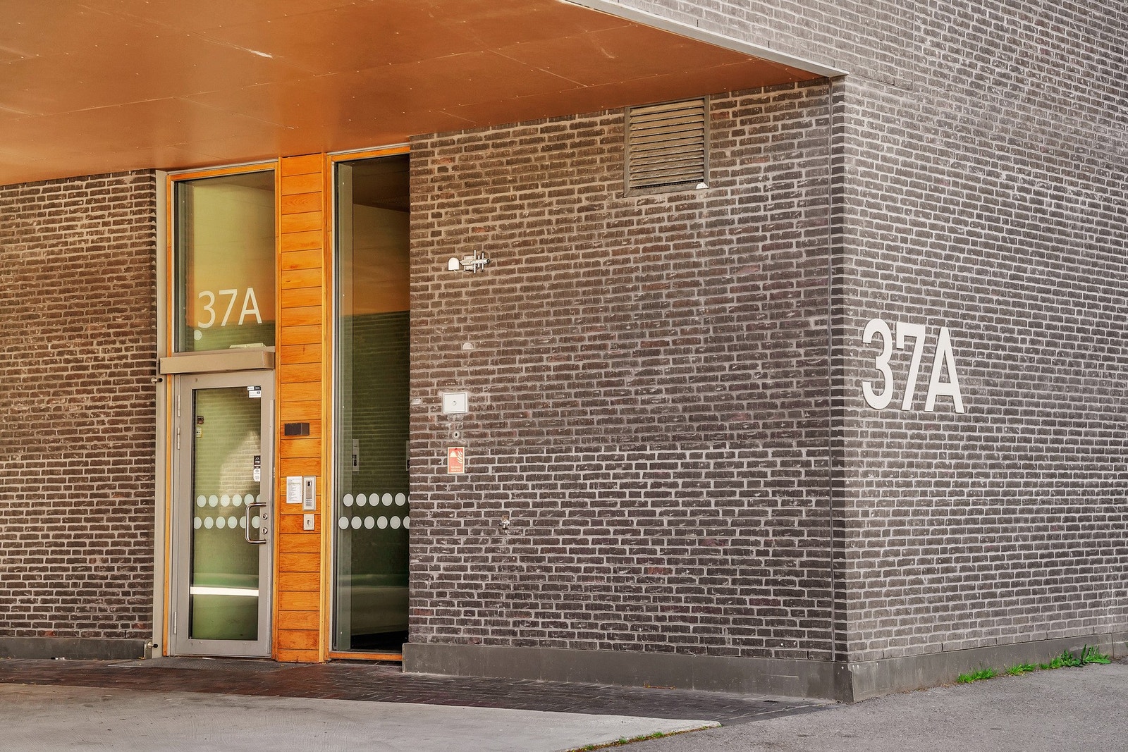 Pent opparbeidet inngangsparti med moderne og gjennomført stil. Galleribilde