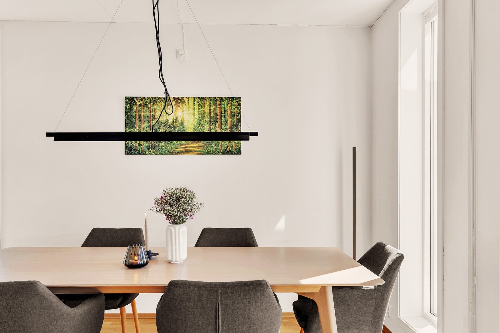 Her får du rikelig med plass til stor spisegruppe - perfekt for deg som trives med å samle venner og familie til måltider og sosiale anledninger. Galleribilde