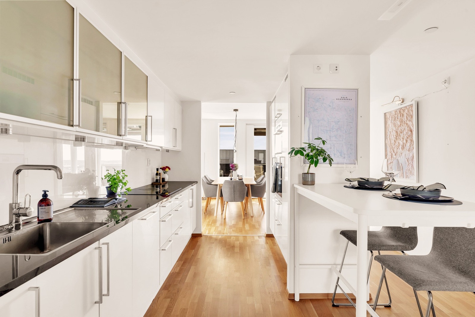 Her har du mulighet til å sikre deg en moderne 3- roms topp- og endeleilighet i 8. etg med to balkonger og fantastisk utsikt. Galleribilde