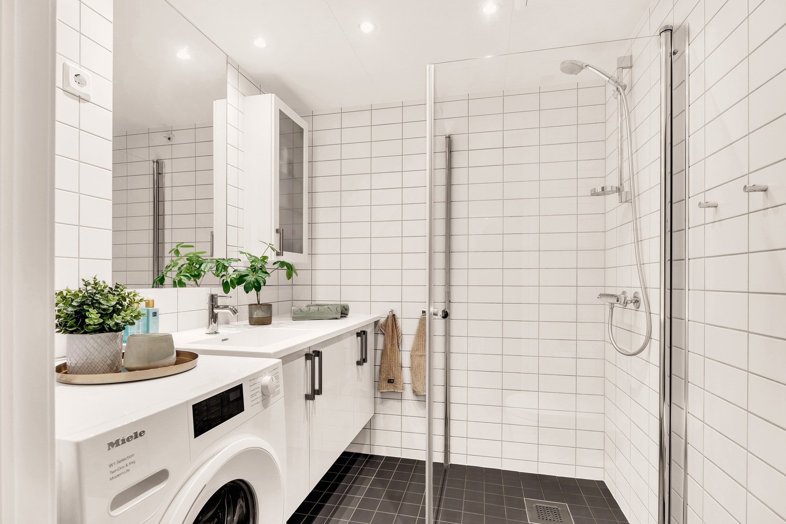 Delikat og praktisk bad med moderne standard. Rommet har flislagte gulv med varme og flislagte vegger samt opplegg for vaskemaskin. Galleribilde