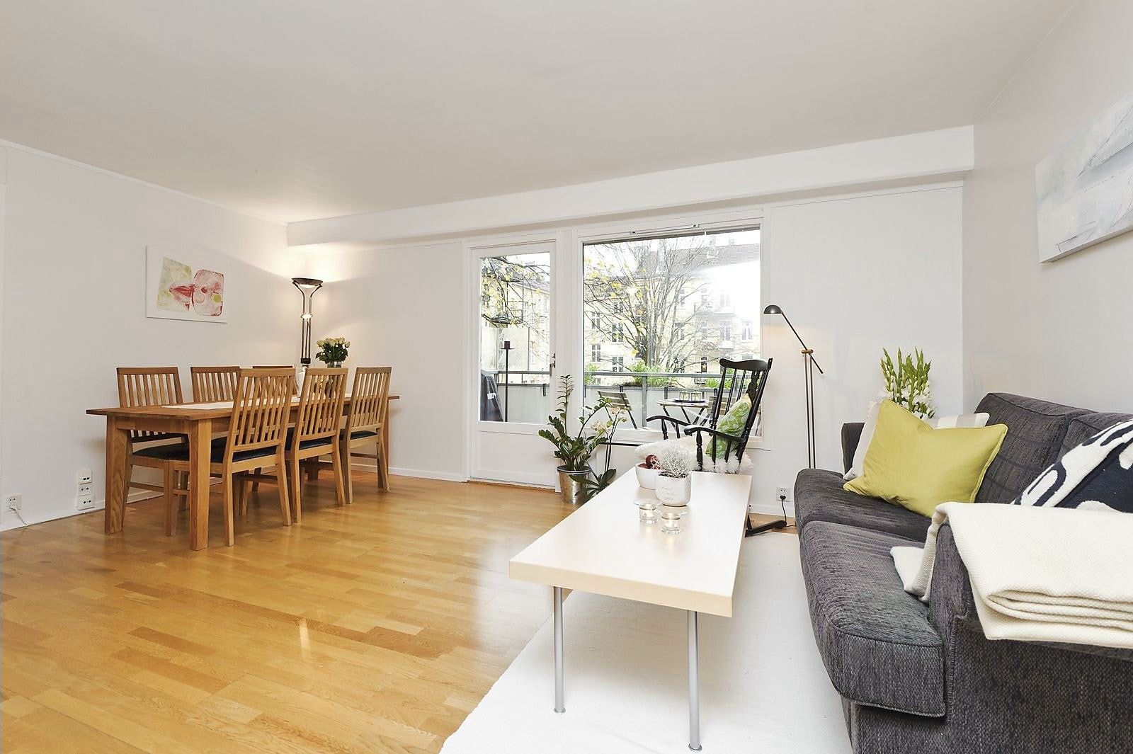 Stuen har utgang til romslig balkong mot bakgård Galleribilde