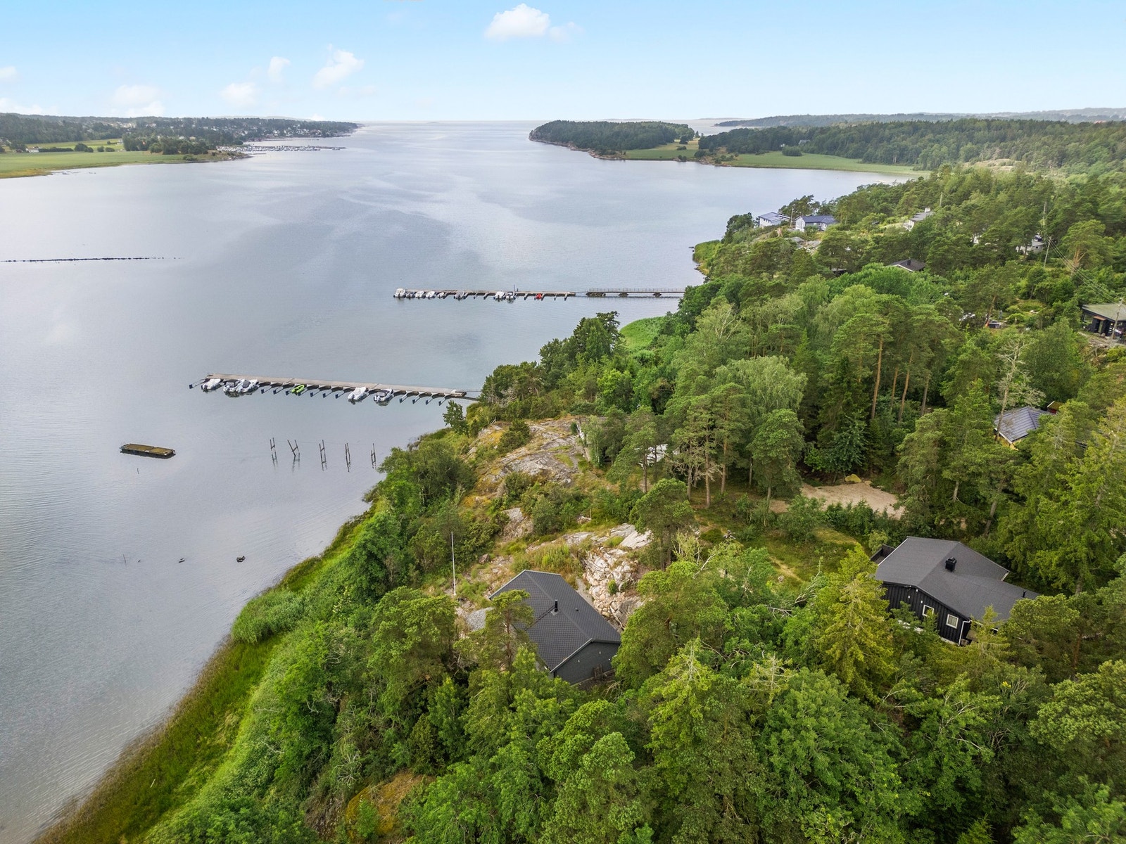 Den romslige og flate tomten bak hytta byr på mange spennende muligheter - perfekt for både avslapning og lek! Galleribilde