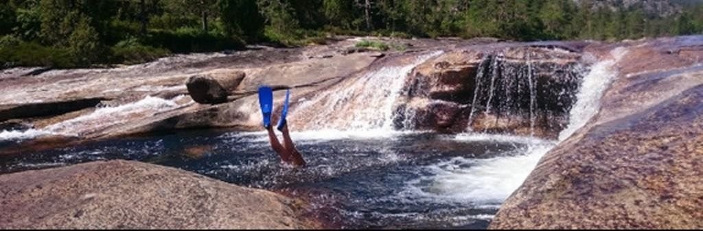 Bading i jettegryte Galleribilde