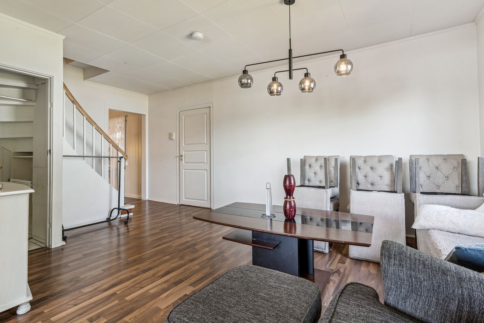 Stuen har god plass til en spisegruppe. Galleribilde