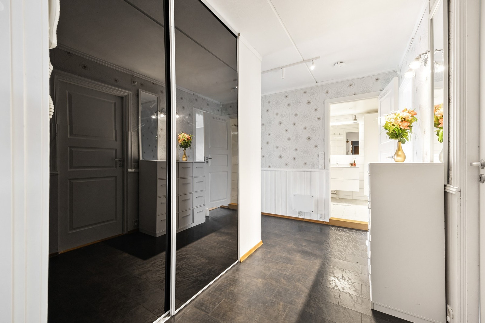 God oppbevaringsplass i entré! Galleribilde