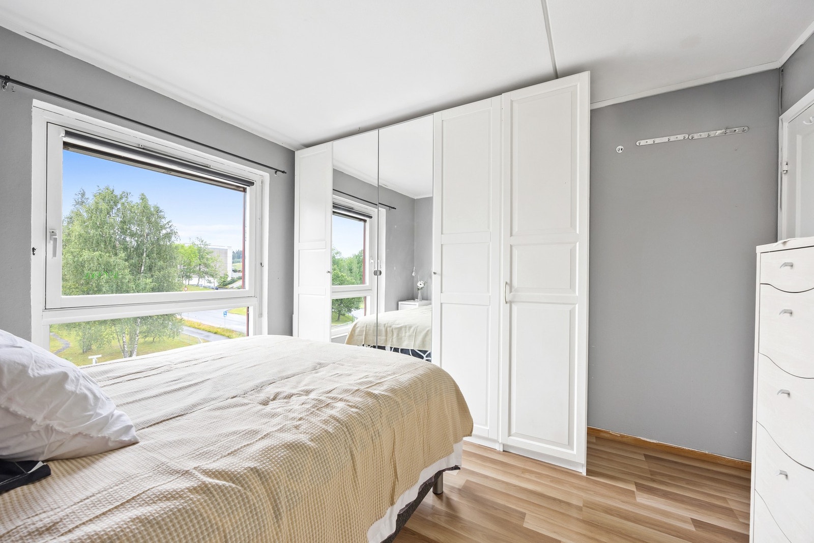Hovedsoverommet har god plass til både dobbeltseng og garderobeløsning. Galleribilde