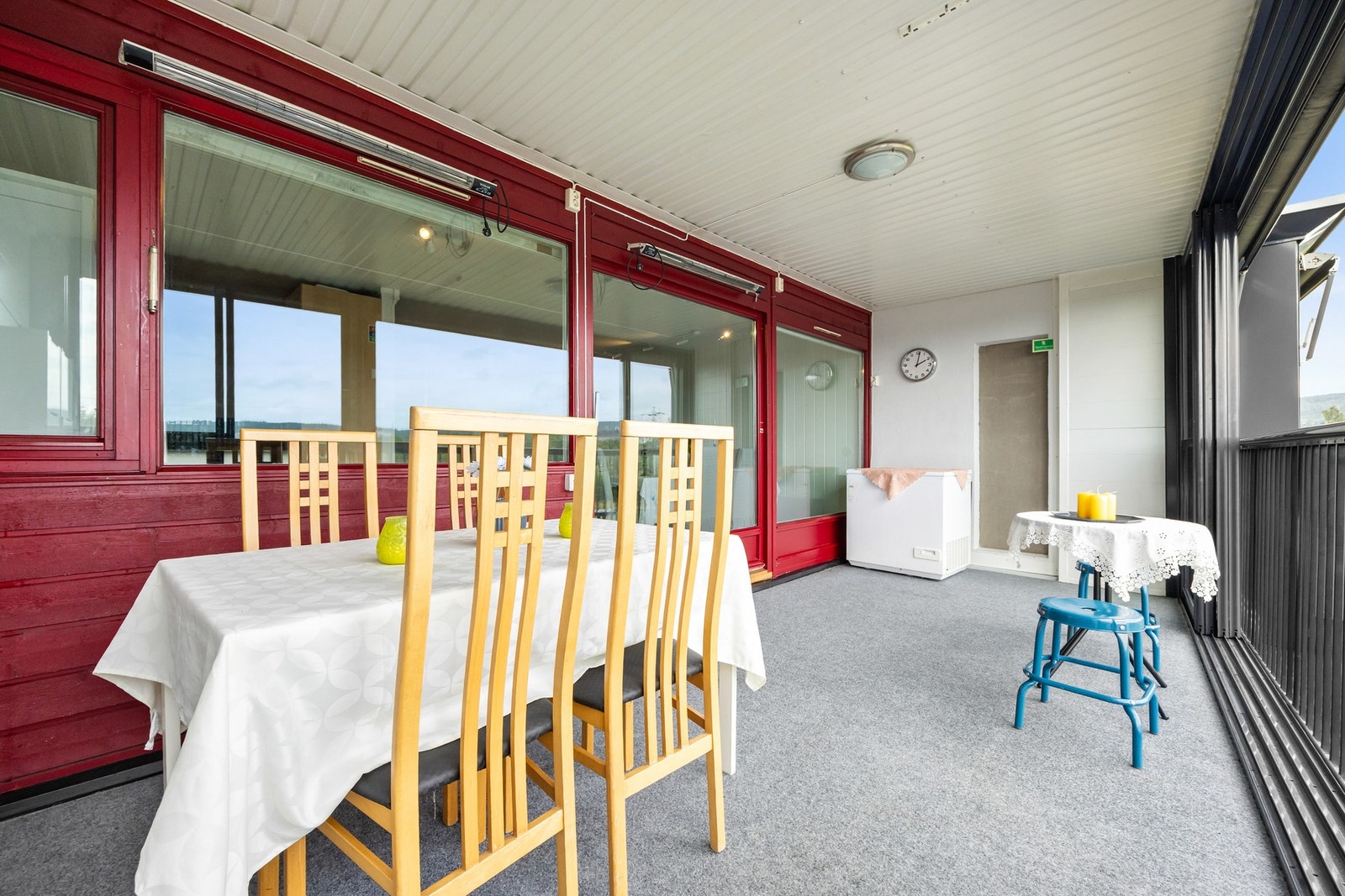 På verandaen er det god plass til sittegruppe, øvrig møblement, grill og blomster. Galleribilde