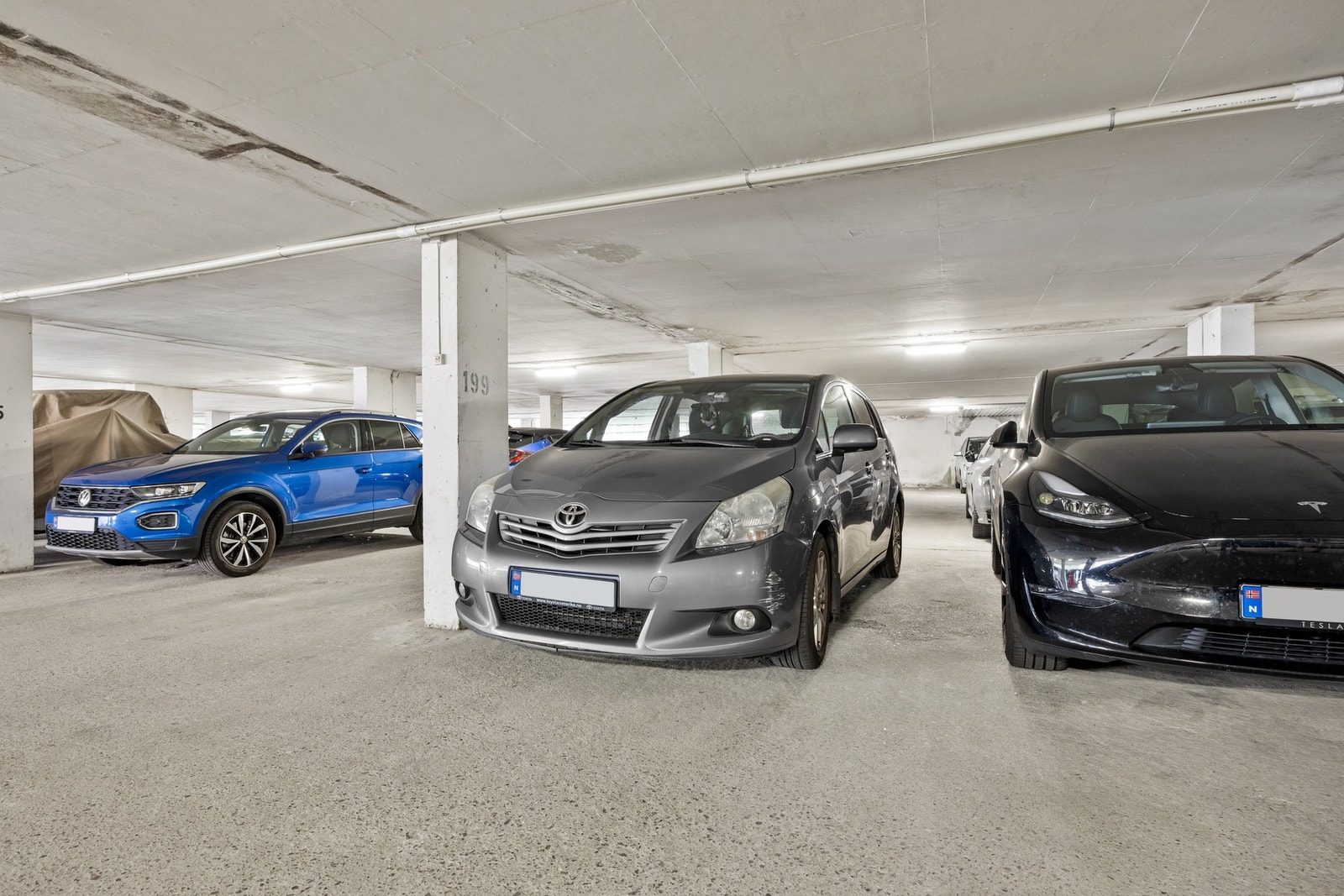 Det er felles parkeringshus på borettslagets fellesareal med parkering for beboere inne i p-huset og for gjester på taket. Galleribilde