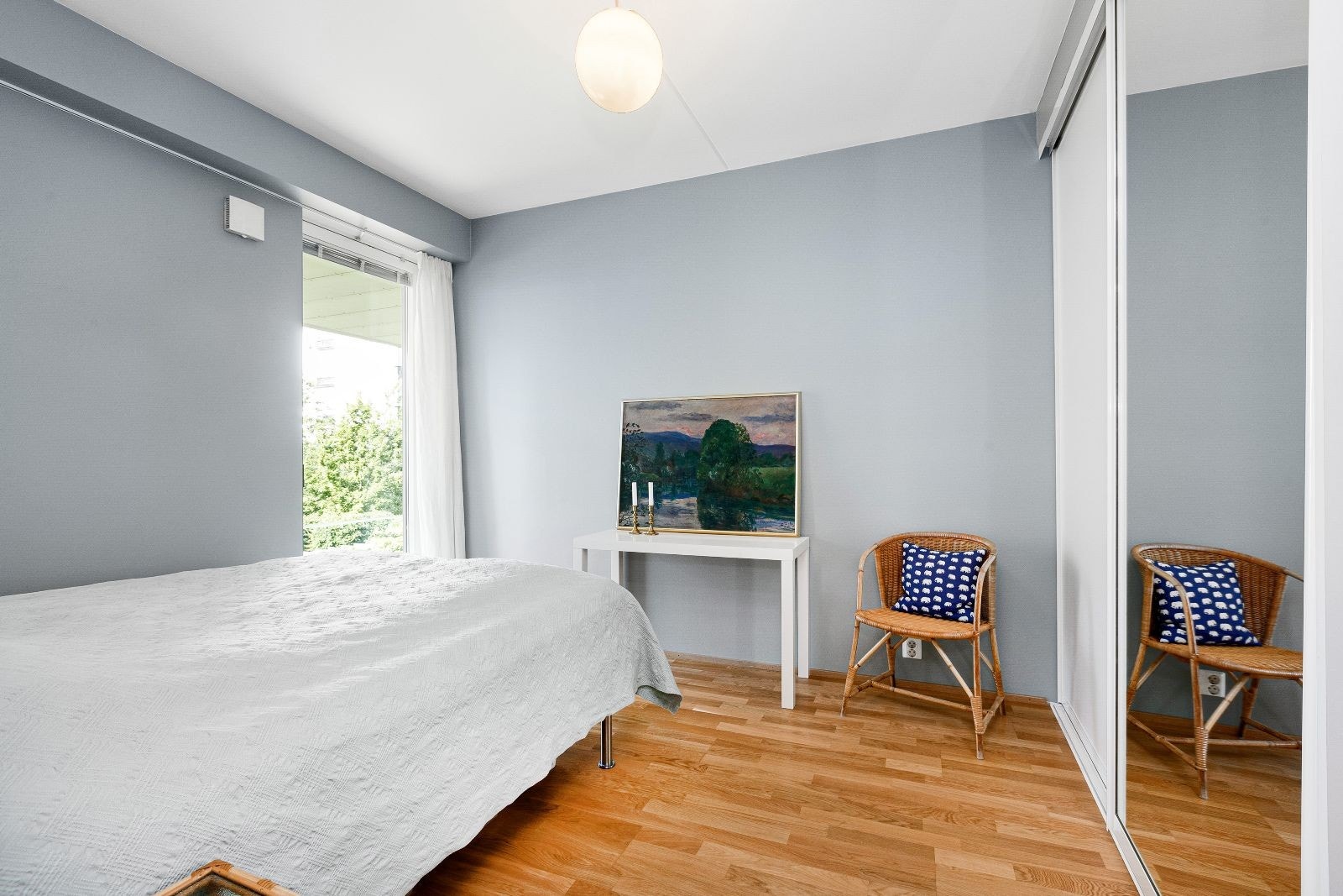 Soverom - skyvedørsgarderobe langs hele den ene veggen Galleribilde