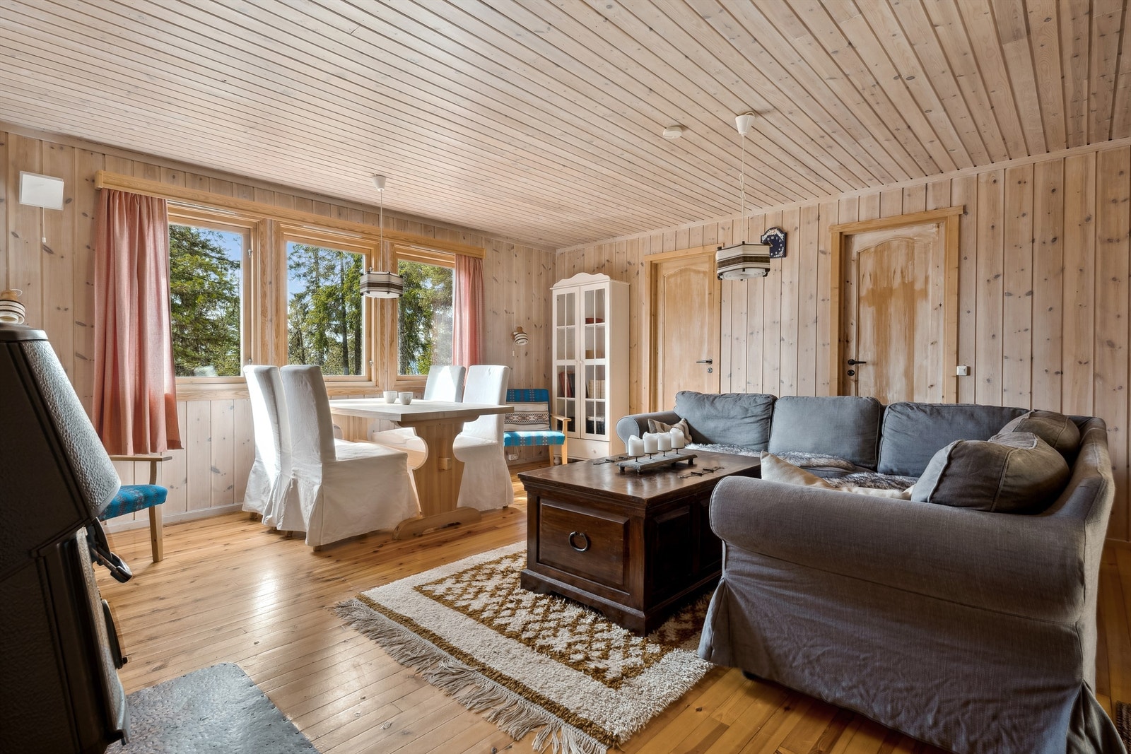 Romslig stue med gode møbleringsmuligheter Galleribilde