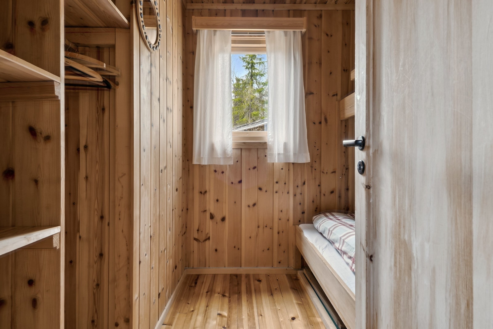 Hytta har 3 soverom med plassbygde senger og garderobeløsninger Galleribilde