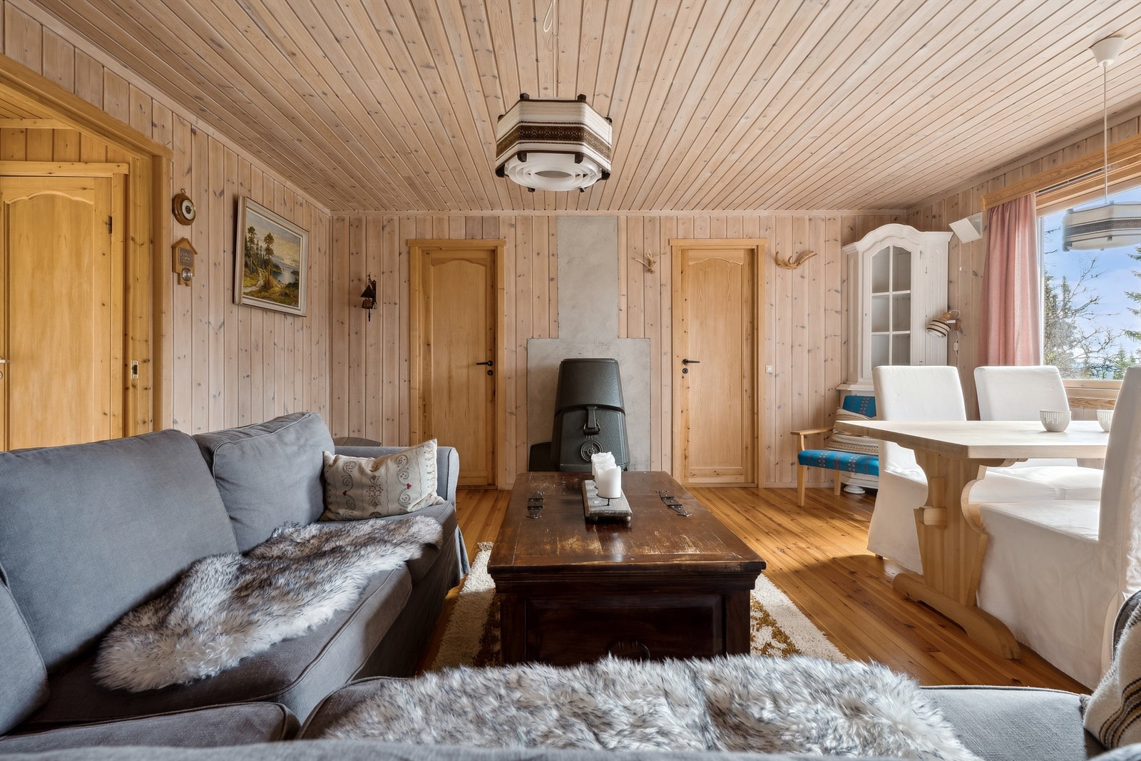 Jøtul 4 vedovn som gir både varme og hyggelig atmosfære Galleribilde