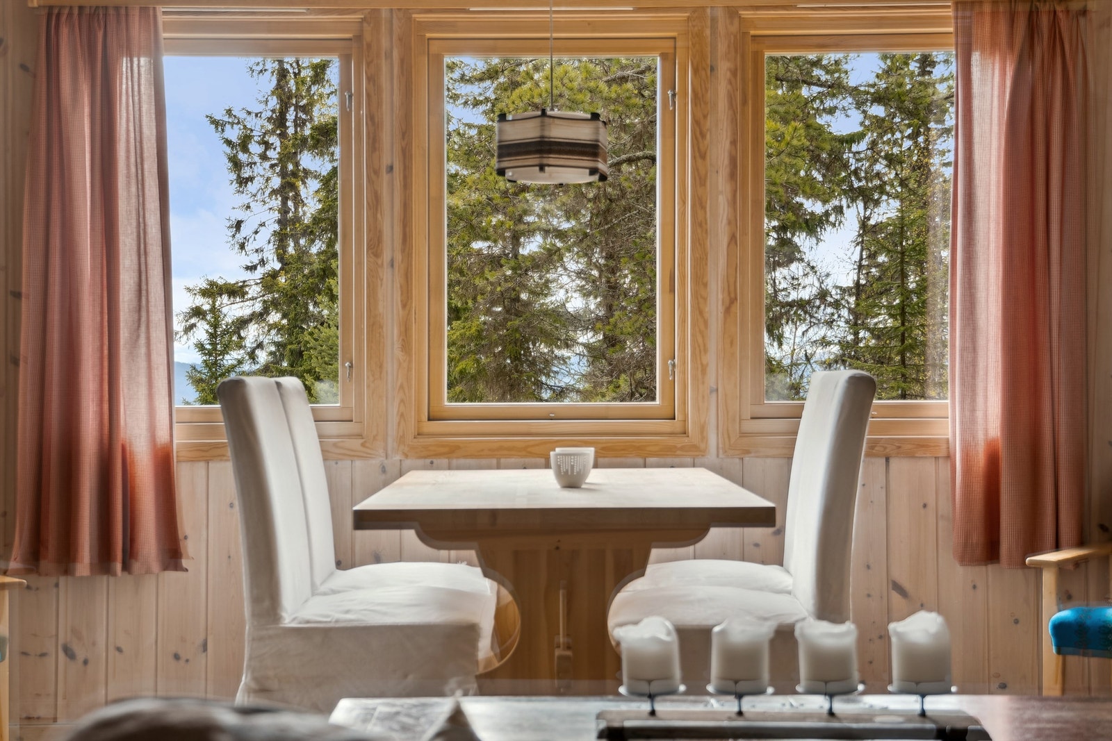 Koselig spiseplass med utsyn mot de naturskjønne omgivelsene Galleribilde