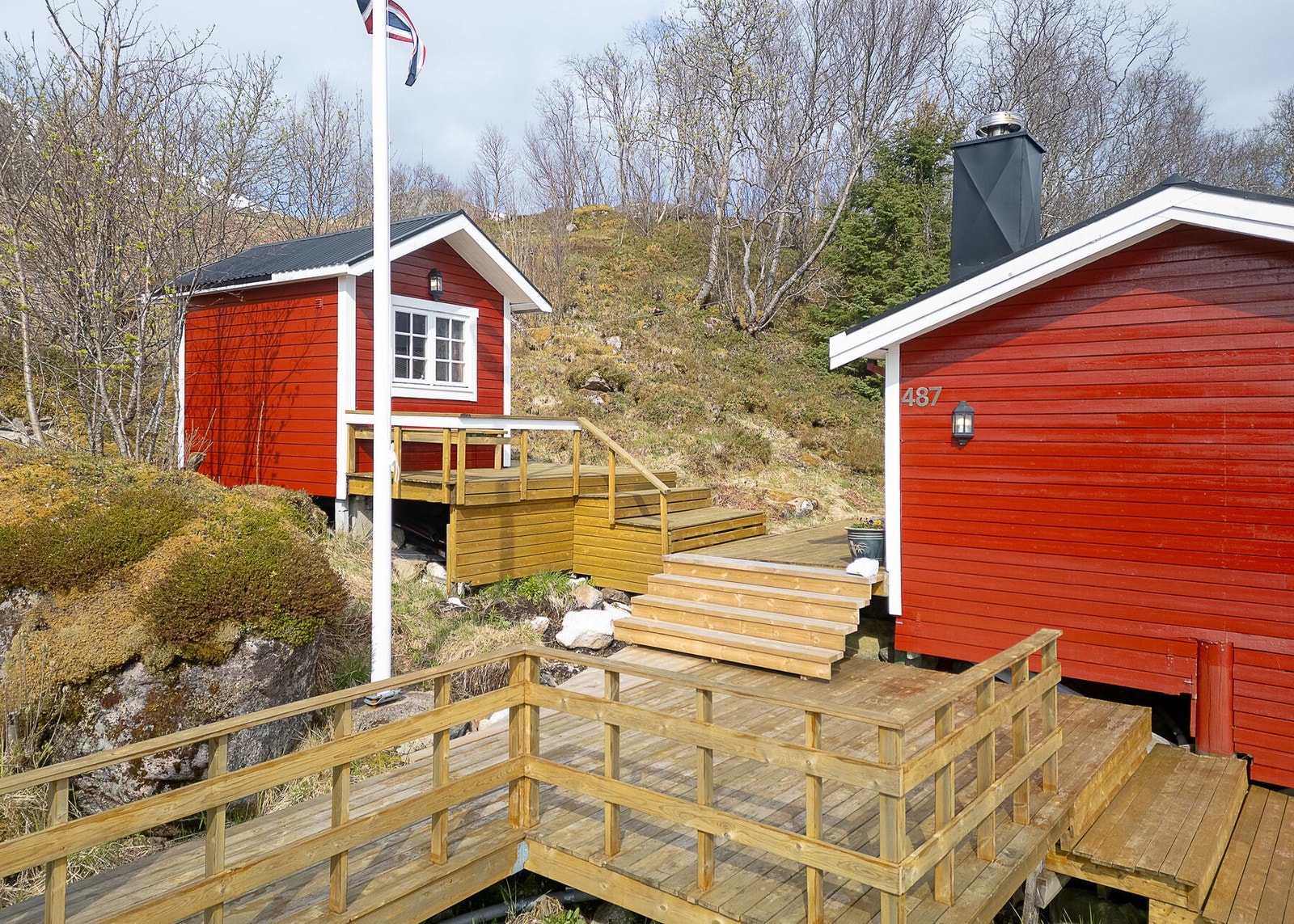 Utendørs er det bygd flere terrasser, plattinger og trapper som gjør det enkelt å ferdes imellom. Galleribilde