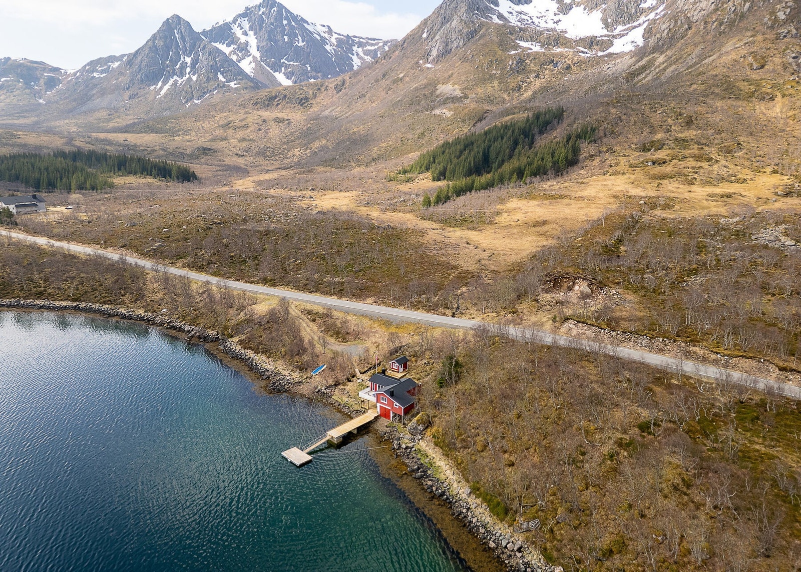 Eiendommen består av to parseller med et samlet areal på 1 578,2 m², og har enkel adkomst via offentlig vei, med kjørevei helt frem og parkering på egen tomt. Galleribilde