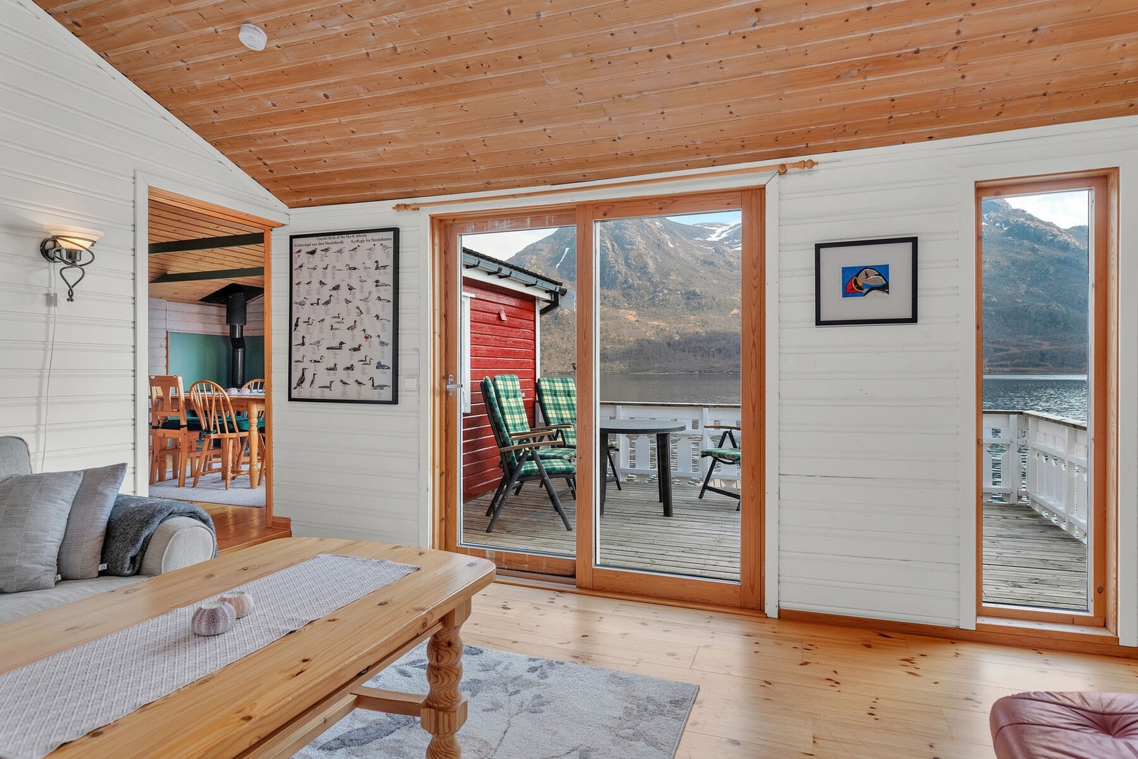 Fra stuen er det skyvedører ut til terrasse. Galleribilde