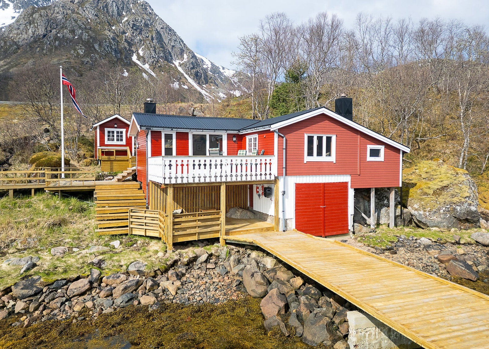 Denne hytteeiendommen ligger idyllisk til ved Skjellrabben, like ved Kavåsen, og består av fritidsbolig, anneks og kai. Galleribilde