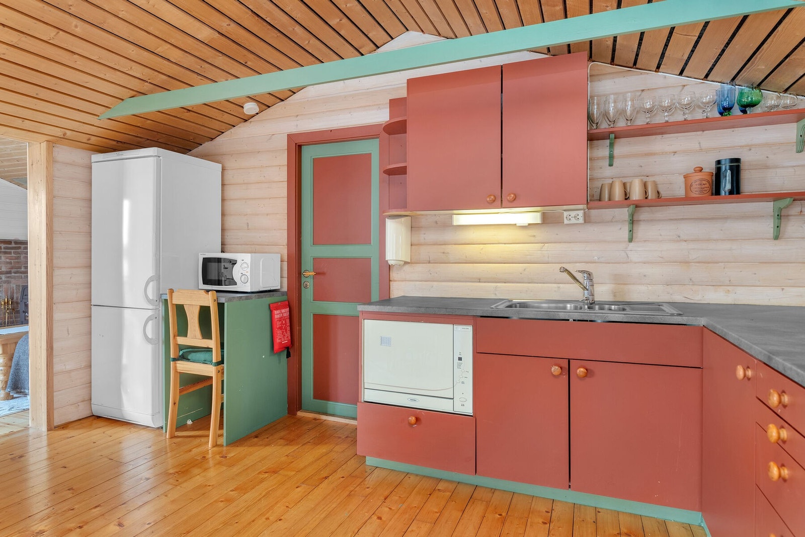 Gangen leder deg videre inn til kjøkken og spisestue. Galleribilde