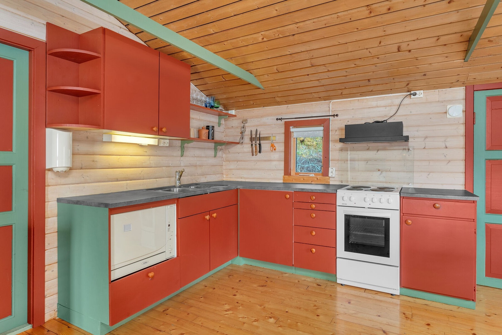 Kjøkken med slette fronter og plass til frittstående hvitevarer. Galleribilde