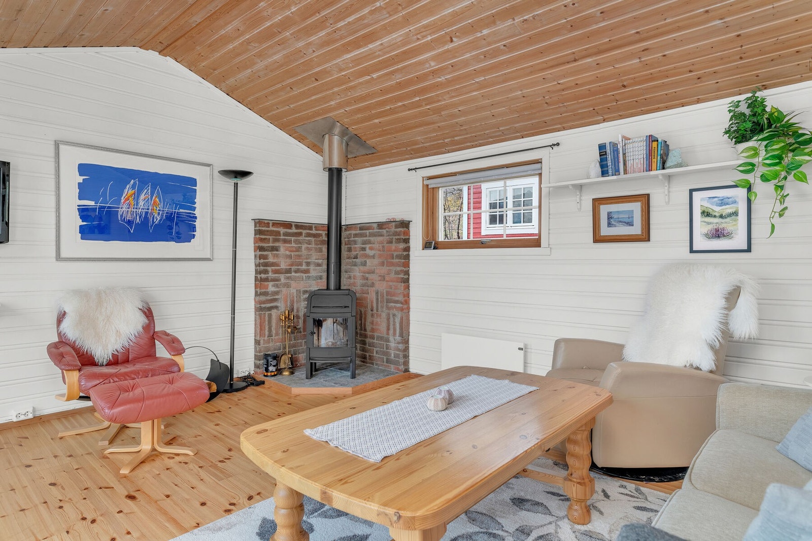 Koselig stue med takhøyde og vedfyring. Det meste av inventar i hytta medfølger, med unntak av sofa og bilder i stue. Galleribilde