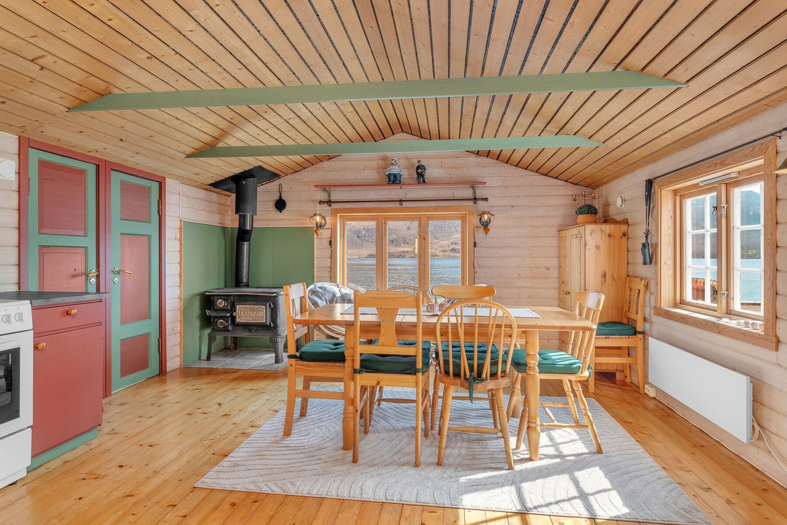 Koselig spisestue med plass til mange. Galleribilde