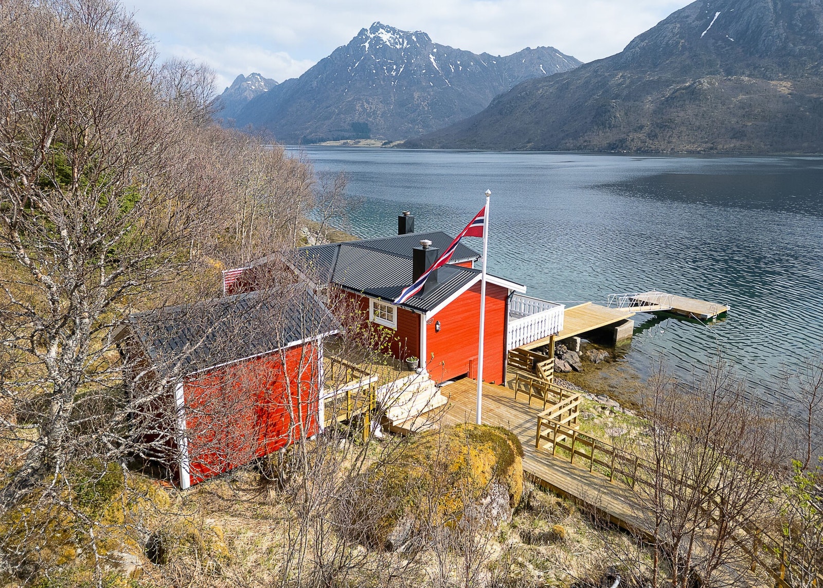 Her får du beliggenhet i naturskjønne omgivelser, med gode muligheter for friluftsliv året rundt - enten du foretrekker sjø, skog eller fjell. Galleribilde