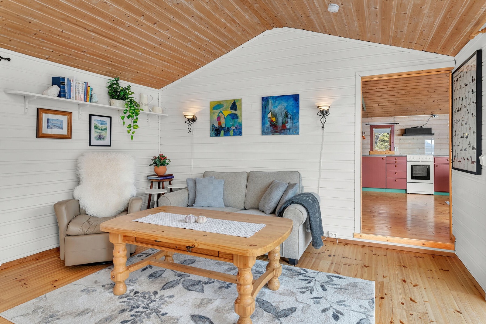 Stuen ble tilbygd i 1997, og ligger adskilt fra kjøkkenet. Galleribilde