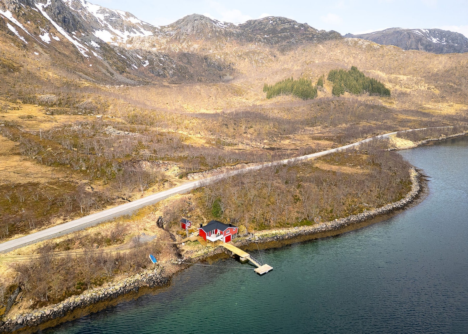 Eiendommen har idyllisk beliggenhet ved Skjellrabben, like ved Kavåsen. Hytta har sør- og østvendt hovedfasade, med meget fri og god utsikt mot sjø og fjell. Galleribilde