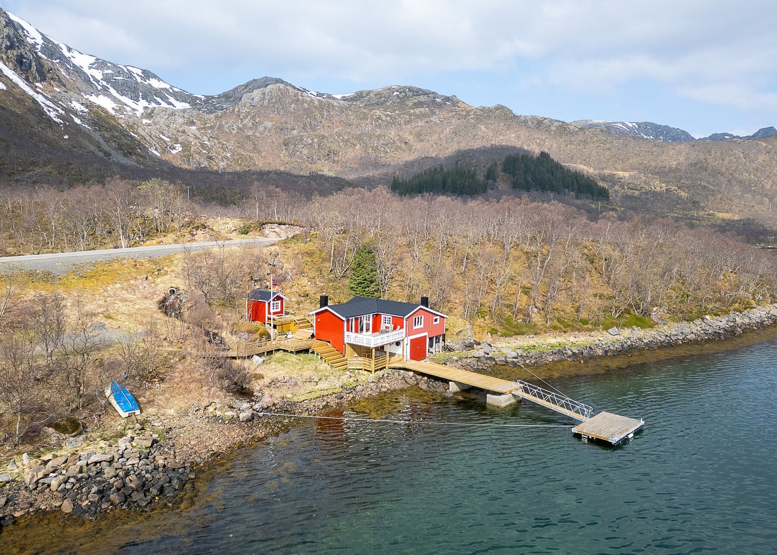 Hytta ligger helt nede i sjøkanten og har egen strandlinje med flytebrygge og naustrom i kjeller. Båt medfølger også. Galleribilde