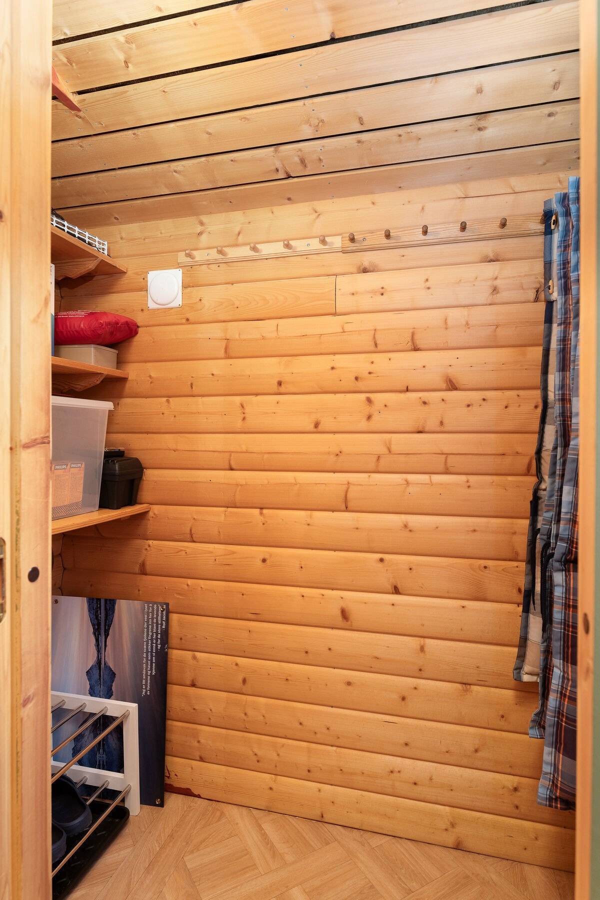 Praktisk bod med plass til oppbevaring. Galleribilde