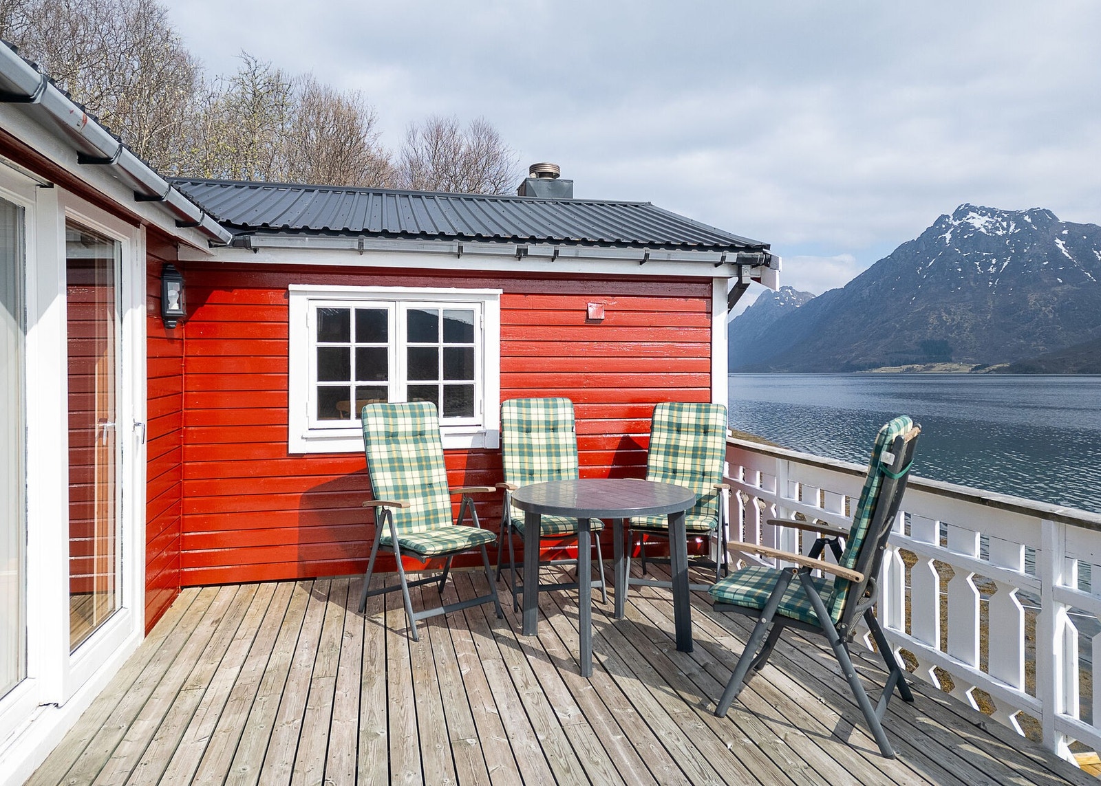 Uteområdet byr på solrike terrasseområder med utsikt over Romsetfjorden. Galleribilde