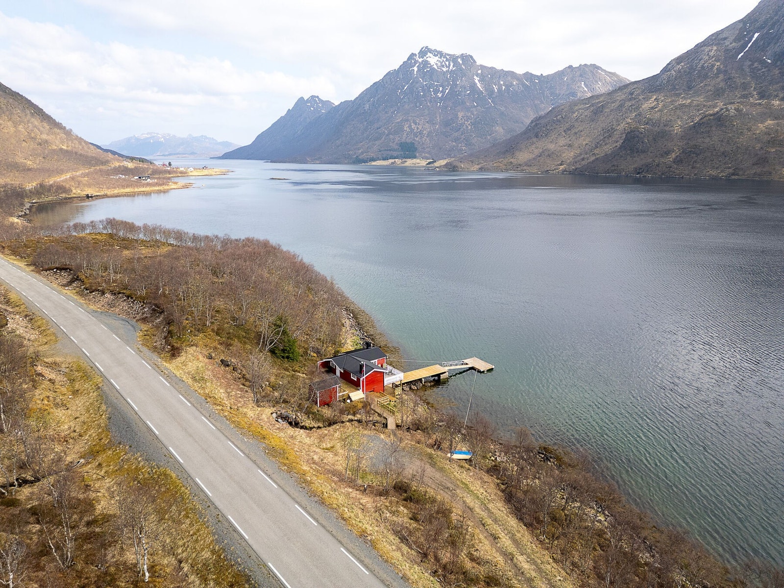Det er et rolig og landlig område med spredt bebyggelse av boliger for fast beboelse og fritidseiendommer. Fra eiendommen er det ca. 25 km til Sortland. Galleribilde