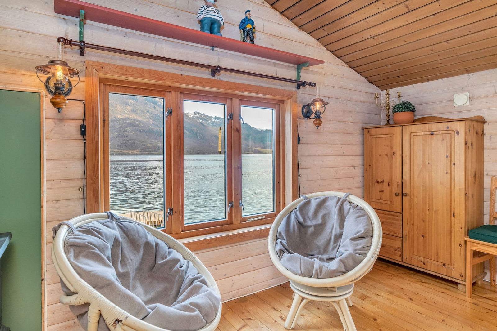 Nydelig sjøutsikt kan nytes fra kjøkkenet. Galleribilde