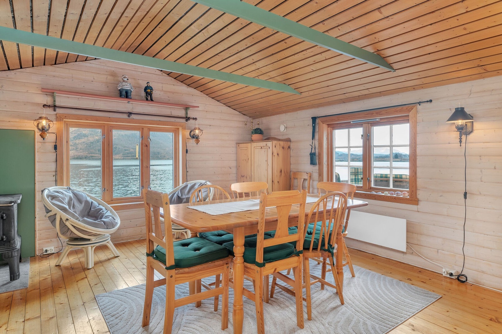 Fritidsboligen har klassisk hyttestil. Det er innlagt strøm, vedfyring, vann fra kum i bekk/elv og avløp direkte til sjø. Galleribilde