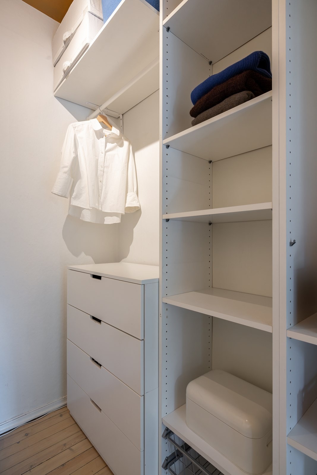 Seng og oppbevaring er plassbygd av snekker i 2023. Galleribilde