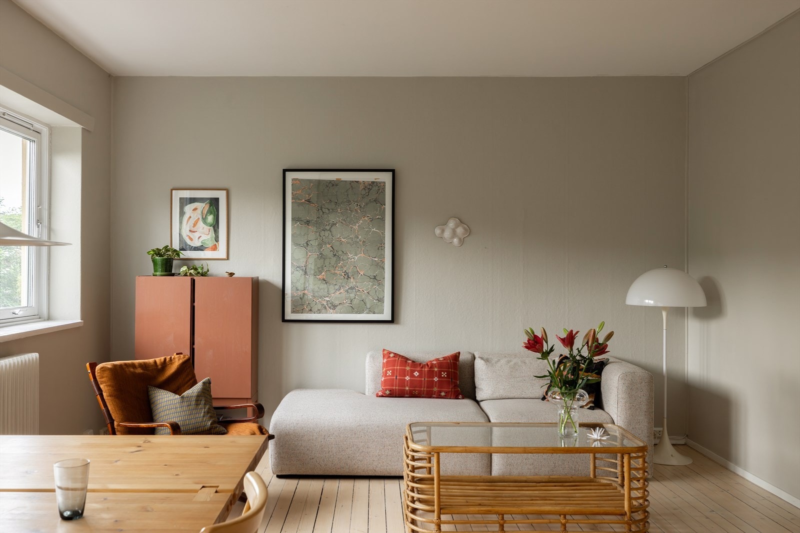 Det er vedtatt balkongutbygging, og denne leiligheten vil få utgang til balkong direkte fra stue/kjøkken. Galleribilde