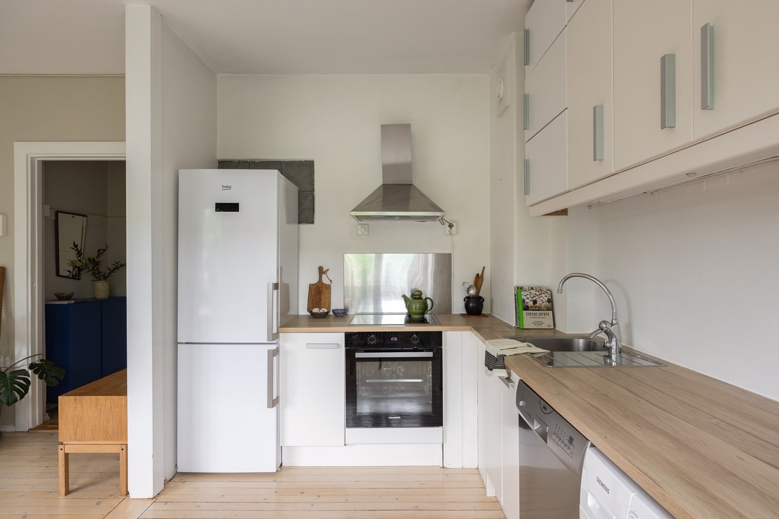 Kjøkkenet er utstyrt med induksjonstopp og innebygd stekeovn (Ny i 2025), samt egen nisje til kjøleskap/fryser og oppvaskmaskin. Galleribilde