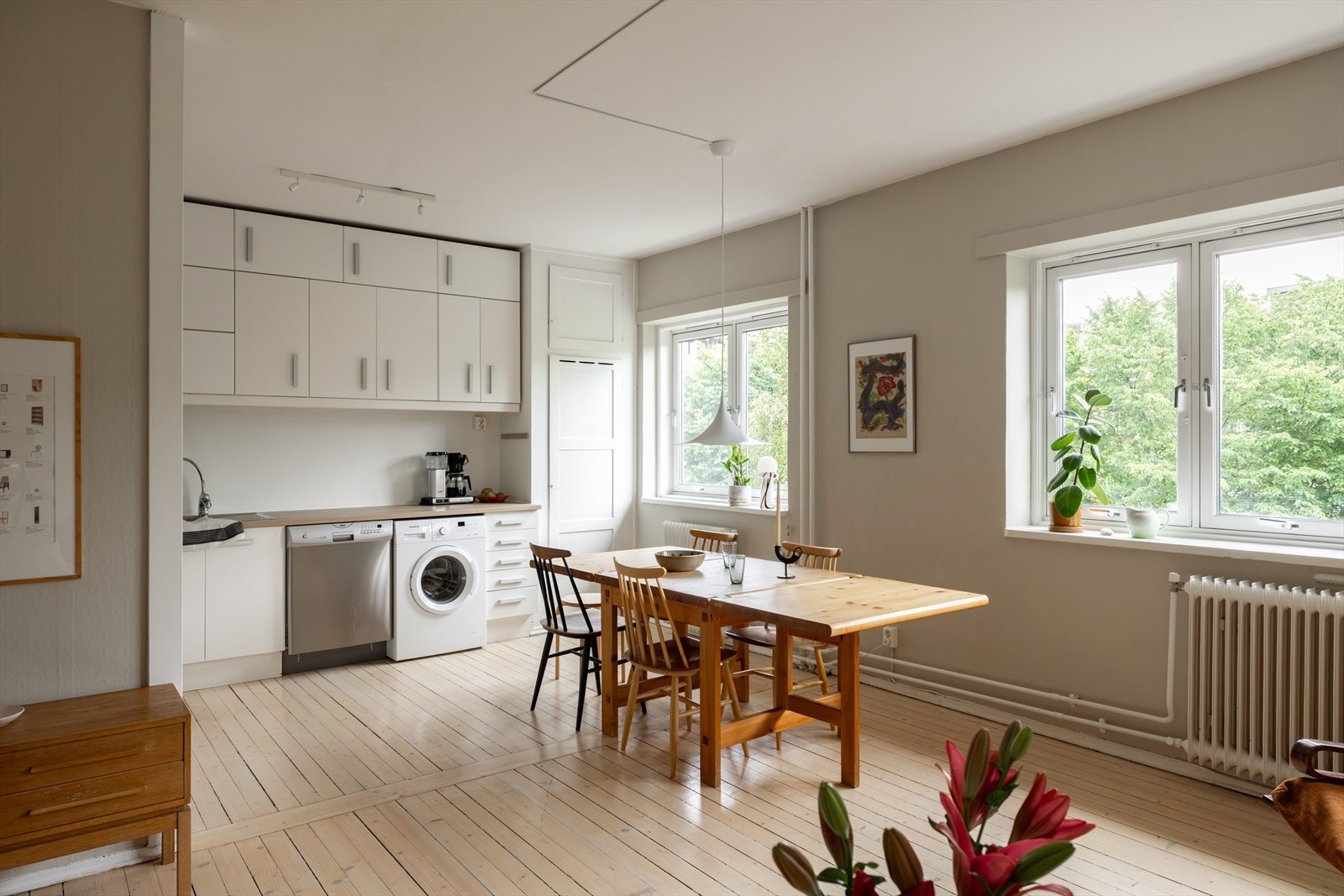 Kjøkkenet har moderne innredning med glatte fronter og laminat benkeplate. Galleribilde