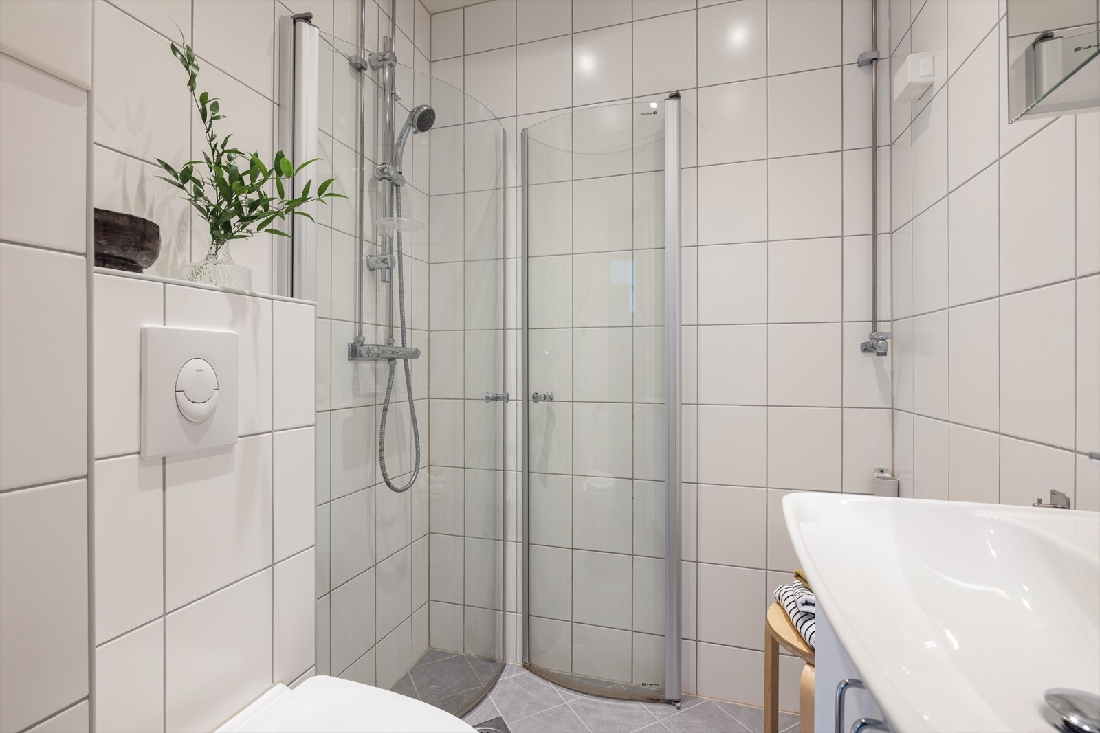 Moderne baderom som ble totalrenovert i regi av borettslaget i 2015. Galleribilde