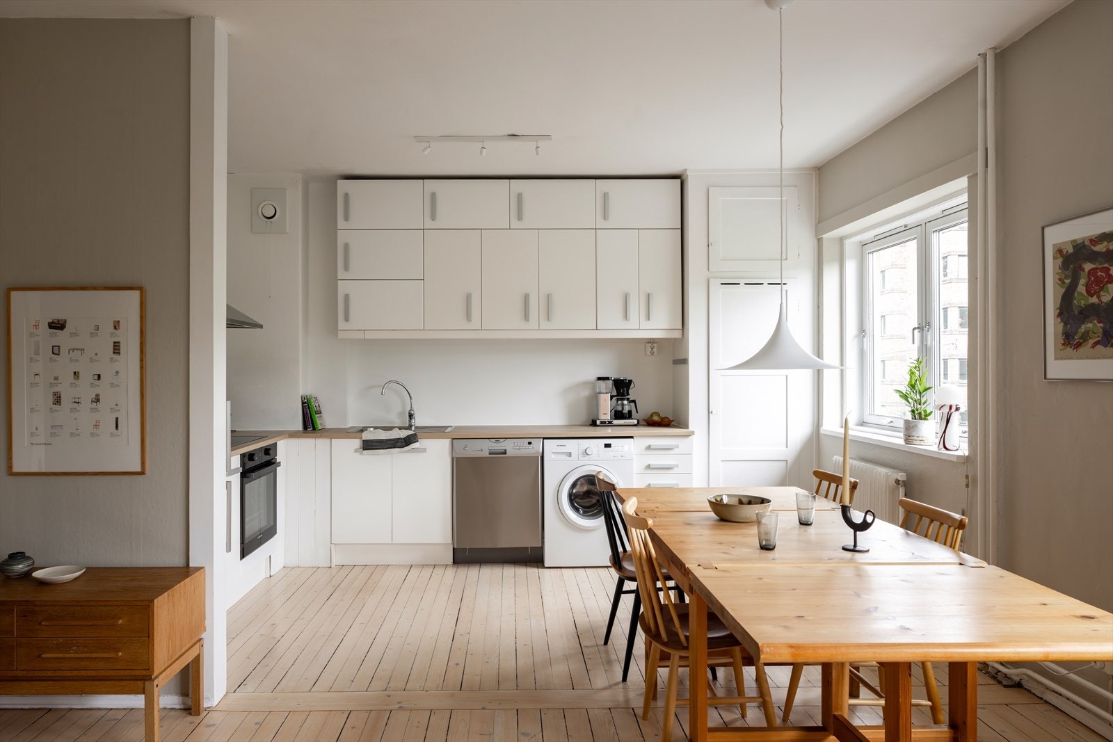 Stue og kjøkken er integrert i en åpen og innbydende løsning som legger til rette for både sosialt samvær og effektiv arealbruk. Galleribilde