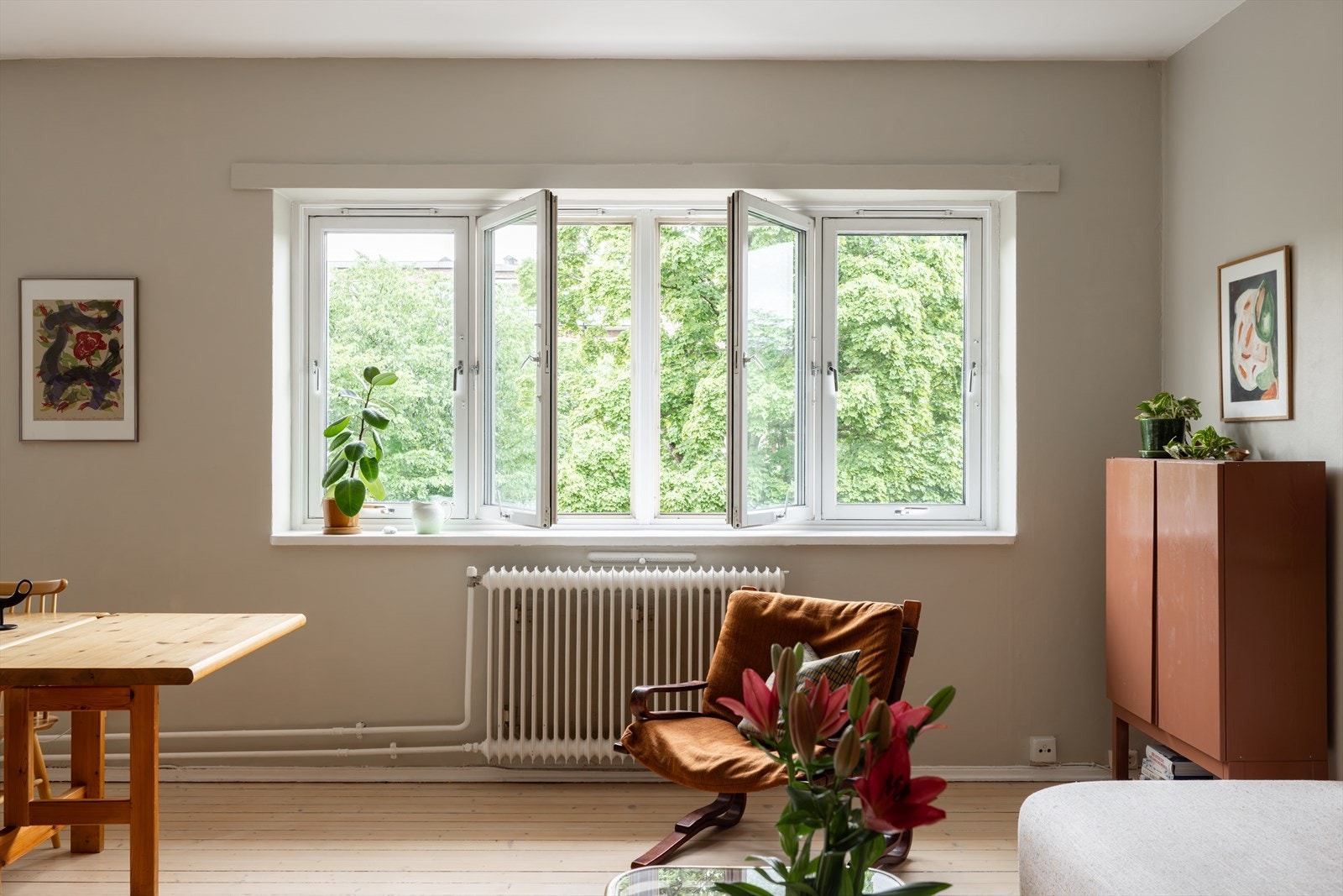 Store vindusflater gir rikelig med naturlig lys. Galleribilde