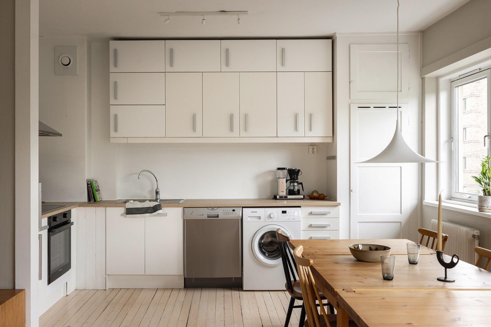 Kjøkkenet har moderne innredning med glatte fronter og laminat benkeplate. Galleribilde