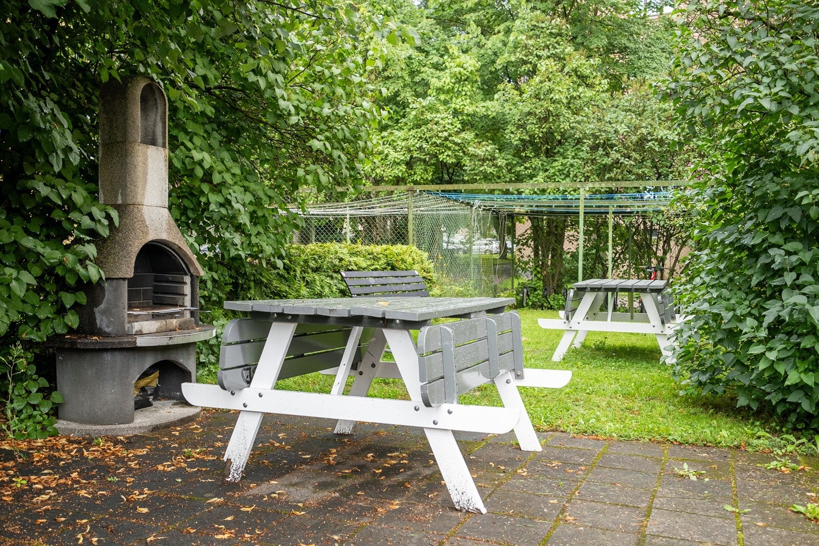 Borettslaget har en frodig bakgård som er mye brukt på sommerstid. Her er det både sittegrupper og grill til bruk for beboere. Galleribilde