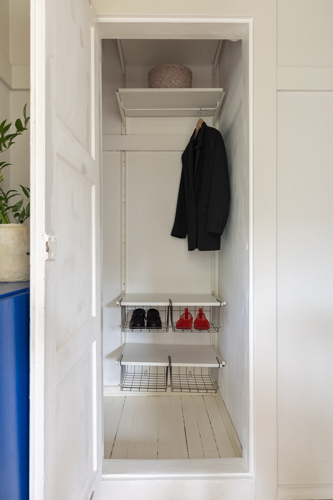 Entréen er både innbydende og praktisk, med direkte tilgang til kott for oppbevaring. Galleribilde