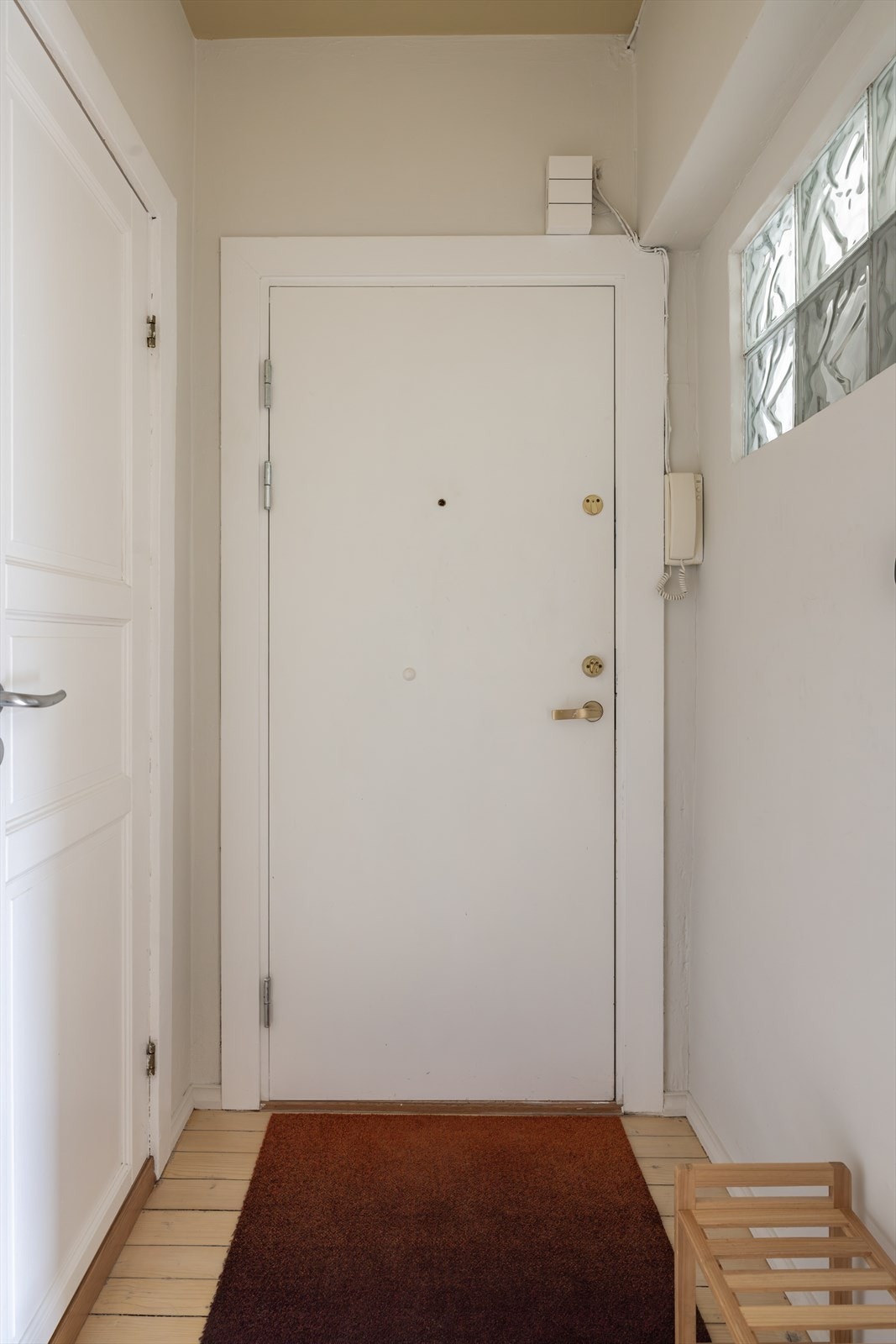 Når du trer inn i boligen, blir du møtt av en luftig romfølelse med god takhøyde og det sjarmerende, originale tregulvet. Galleribilde