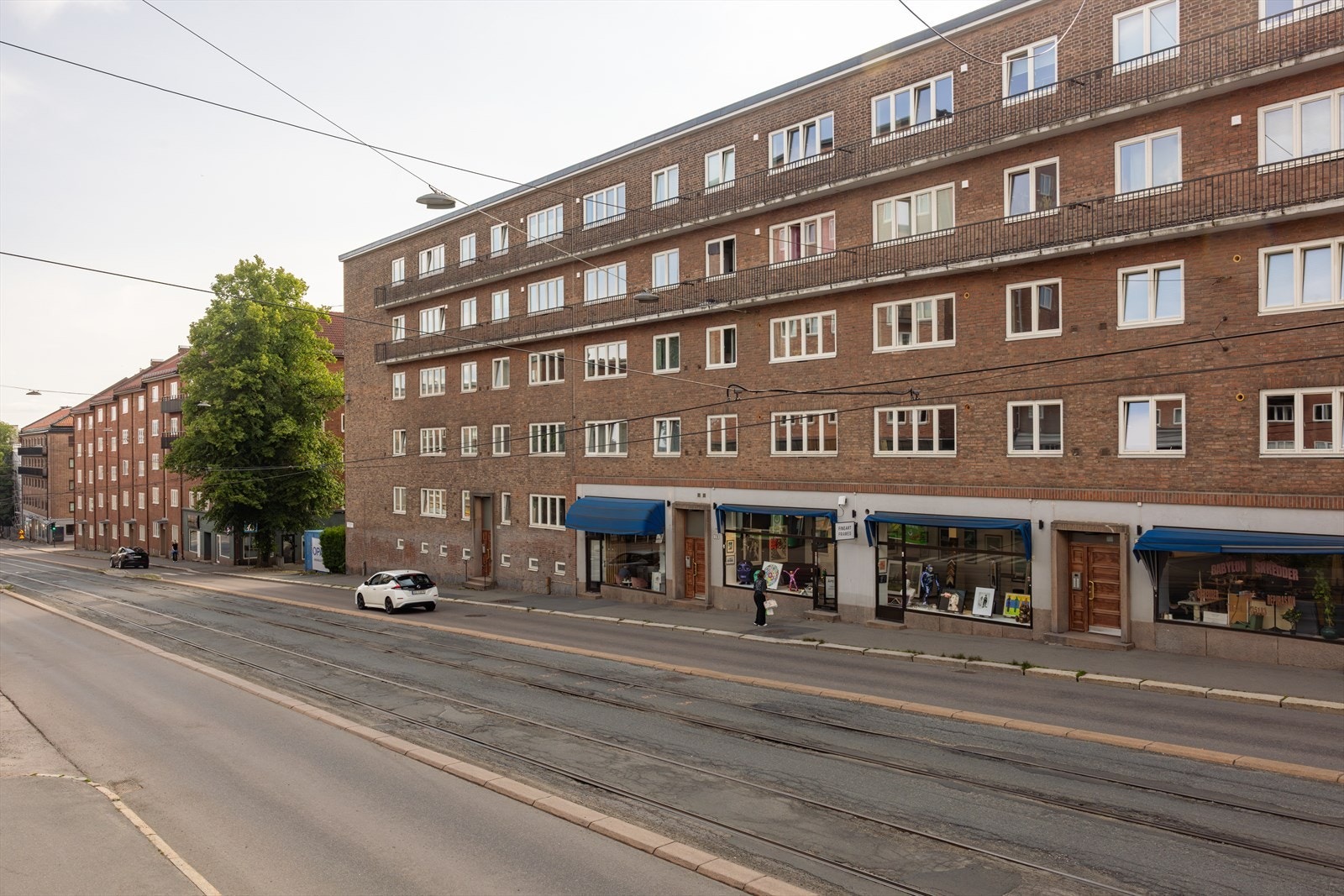 Området gir god mulighet for offentlig kommunikasjon via buss, trikk og T-bane, hvorav nærmeste holdeplass er Rosenhoff holdeplass ca. 200 m fra leiligheten. Galleribilde