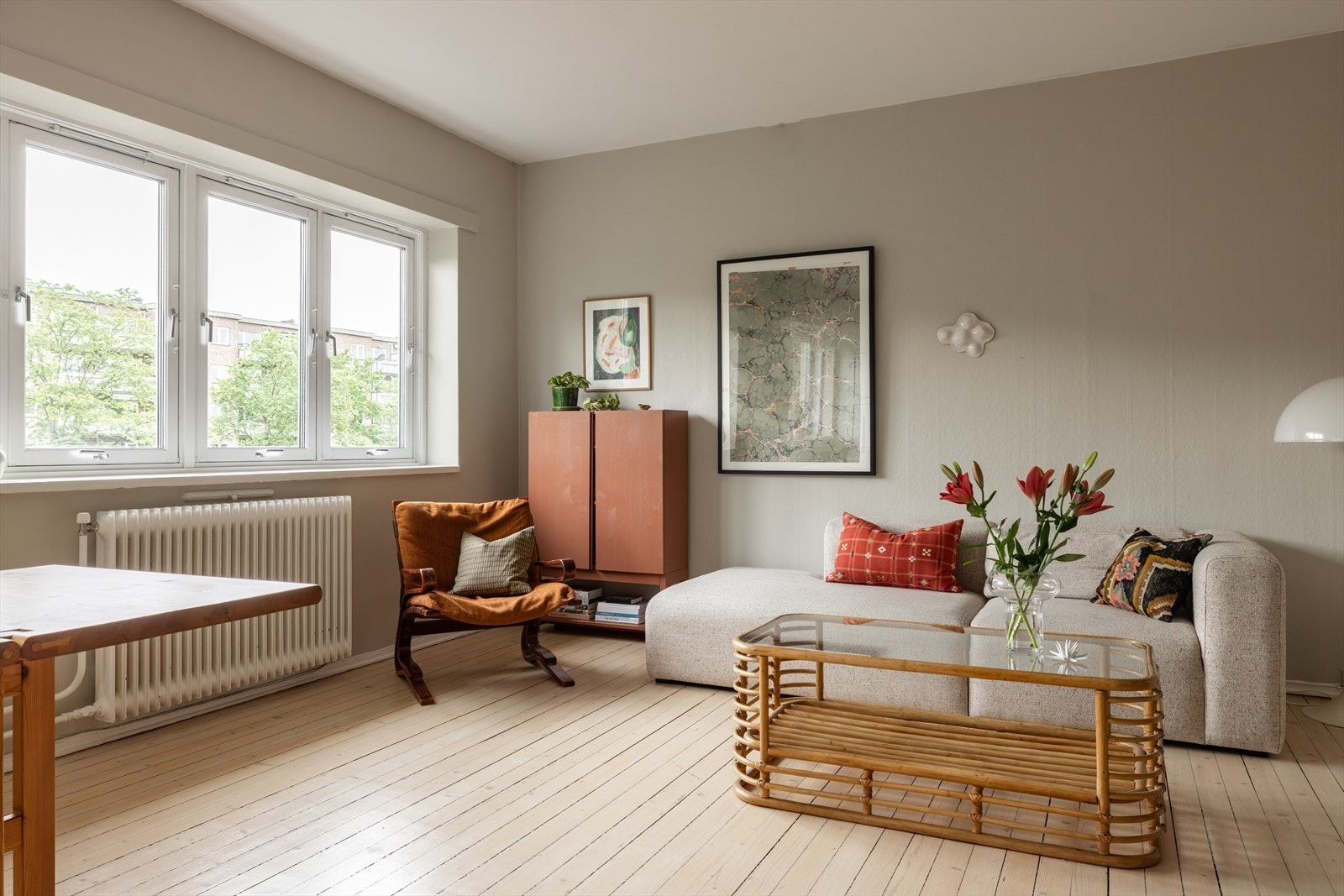 Stuen byr på et vakkert, originalt tregulv som tilfører rommet karakter og varme. Galleribilde