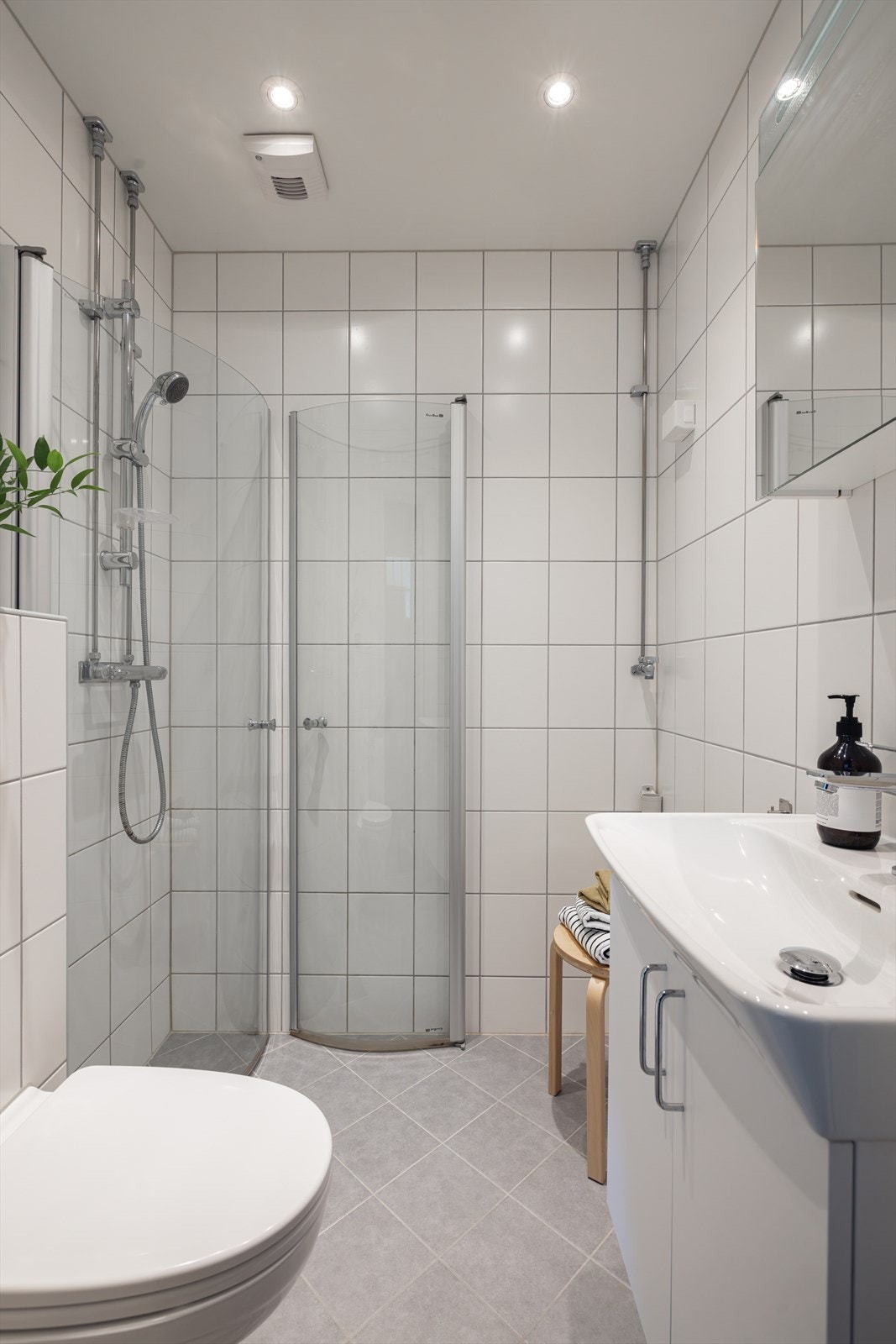 Badet har flislagte vegger og gulv med elektrisk gulvvarme. Innfelte downlights i tak gir behagelig belysning. Galleribilde